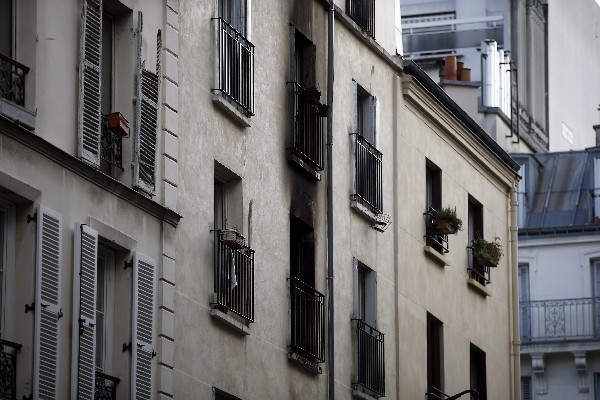 <em>Vista exterior del edificio dañado  por el incendio en París.</em>