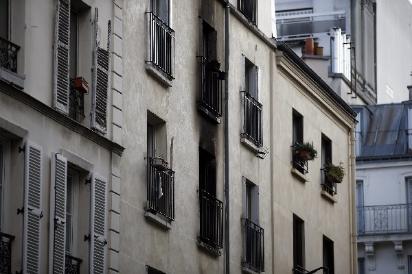 <em>Vista exterior del edificio dañado  por el incendio en París.</em>