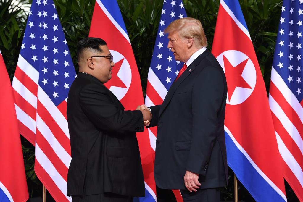 Donald Trump y Kim Jong Un se dieron un histórico apretón de manos en la apertura de una cumbre histórica en Singapur.(Foto Prensa Libre:AFP).