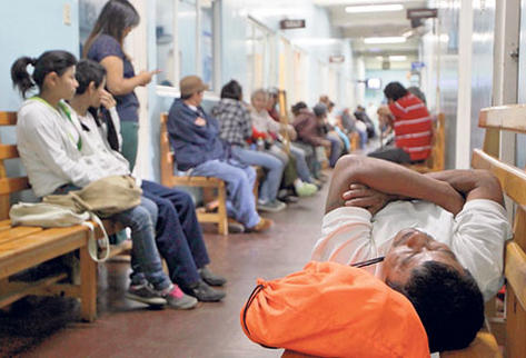 La falta de  camillas en la sala de urgencias del Roosevelt fueron parte de los hallazgos del monitoreo efectuado ayer por la madrugada por la PDH.