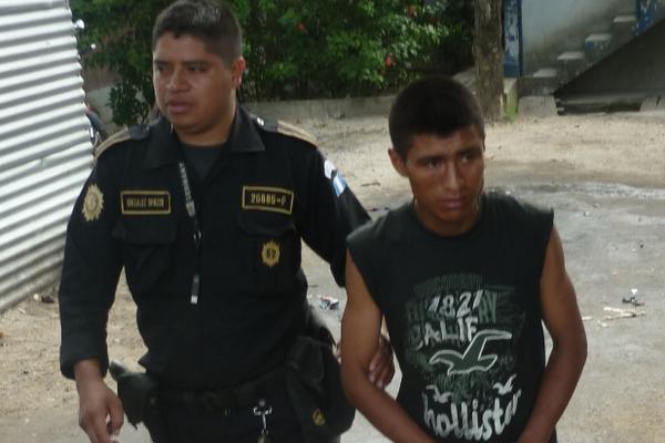 Casimiro Mus Chencalel es conducido a la subestación de la Policía. (Foto Prensa Libre: PNC).