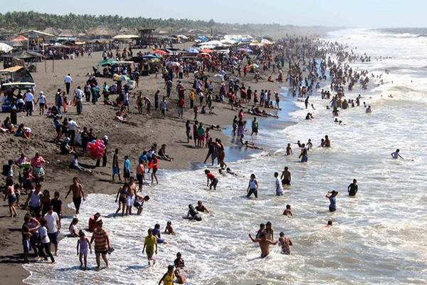 Cientos de visitantes abarratoran la playa de Champerico. (Foto Prensa Libre: Rolando Miranda)<br _mce_bogus="1"/>