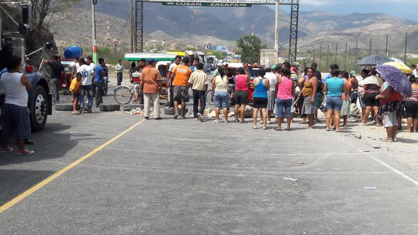 Vecinos de El Rancho, en San Agustín Acasaguastlán, impiden el paso de vehículos. (Foto Prensa Libre: Dalia Santos)