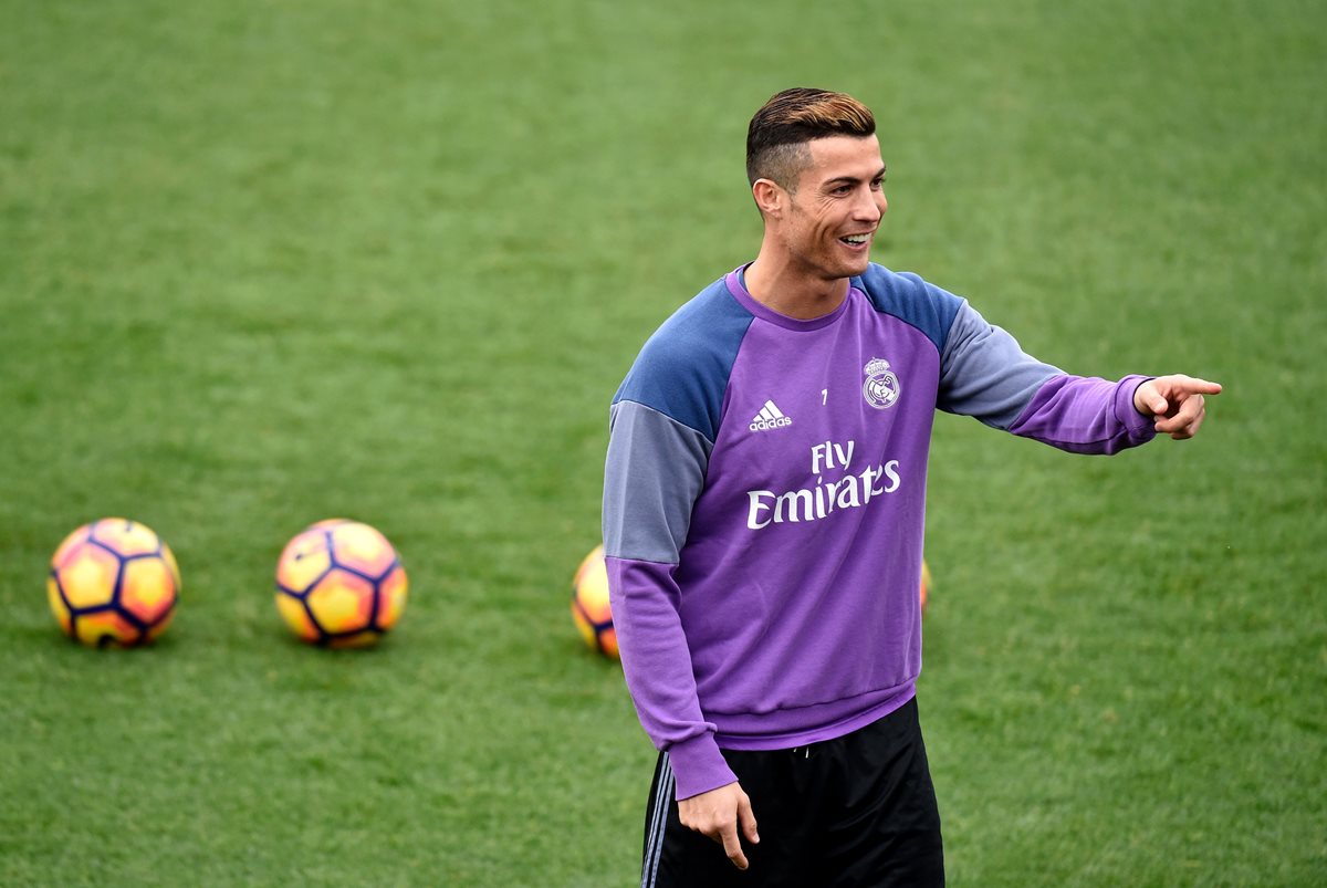 Cristiano pese a seguir entrenando tendrá descanso este fin de semana en la liga española. (Foto Prensa Libre: AFP)