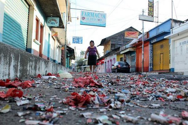 Restos de  cohetillos quedaron esparcidos en diferentes arterias de la ciudad de Retalhuleu. (Foto Prensa Libre: Rolando Miranda)