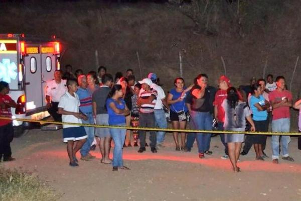 Curiosos permanecen en el lugar donde fue encontrado el cadáver de Ervin Alvarado, en Chiquimula. (Foto Prensa Libre: Bomberos Voluntarios)