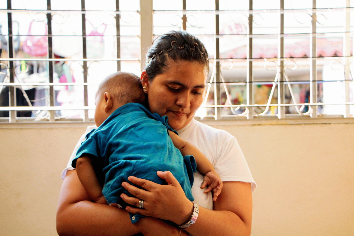 El bebé de 6 meses será entregado a un familiar. (Foto Prensa Libre: Rolando Miranda)