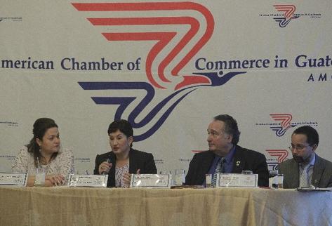 Empresarios agremiados a AmCham, y el encargado de Negocios de la Embajada de EE. UU.,  Bruce Williamson, participaron de una reunión con la fiscal general Thelma Aldana. (Foto Prensa Libre: Álvaro Interiano)