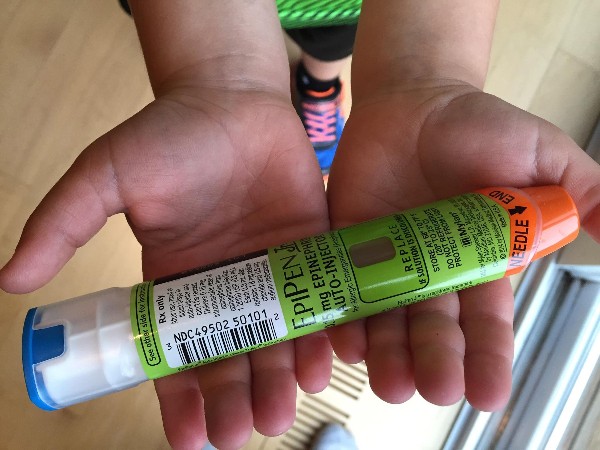Epipens, que utiliza para contrarrestar reacciones alérgicas en niños. (Foto Prensa Libre: AFP)