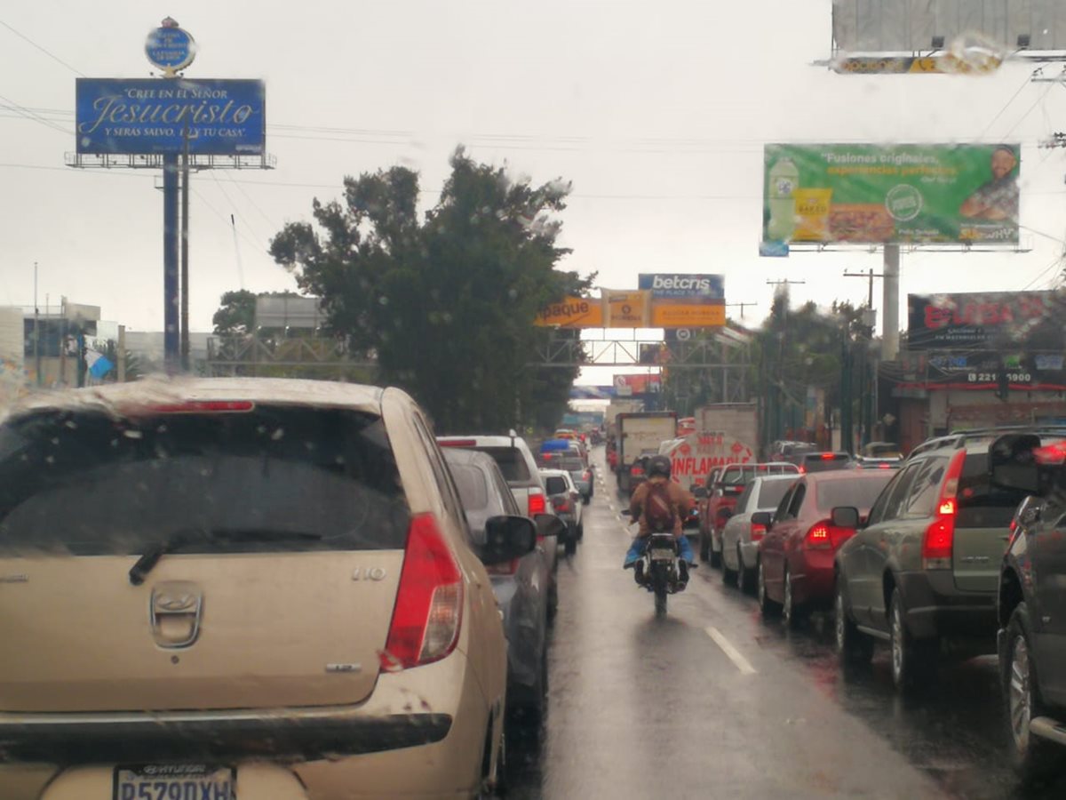 Tránsito vehicular denso sobre la calzada Roosevelt, en Mixco. (Foto Prensa Libre: César Pérez)