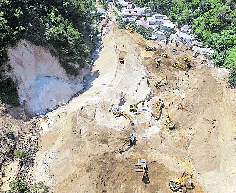 Hace dos años, un cerro sepultó varias casas en El Cambray 2, Santa Catarina Pinula. El resultado fue dramático, pues más de 200 personas perdieron la vida. (Foto Hemeroteca PL)