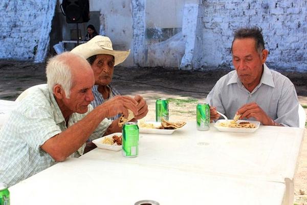 Comedor ofrece comidad gratuita a pobladores de la tercera edad: (Foto Prensa Libre: Edwin Paxtor)<br _mce_bogus="1"/>