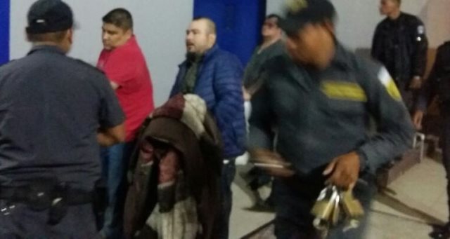 Momento en el que son trasladados los reos a Matamoros, Eduardo Villatoro Cano alias Guayo Cano y Howar Barillas. (Foto Prensa Libre: Sistema Penitenciario)