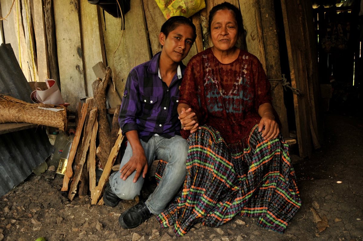Jaime Noriega acompaña a su mamá, doña Rosa, quienes residen en Sayaxché, Petén. (Foto Prensa Libre: Rigoberto Escobar)