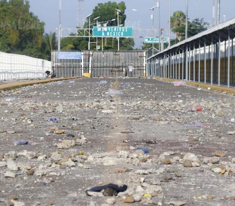 Un camino de piedras se observa sobre el puente Rodolfo Robles, donde los migrantes centroamericanos intentarán atravesar la frontera hacia México. (Foto Prensa Libre: Rolando Miranda)