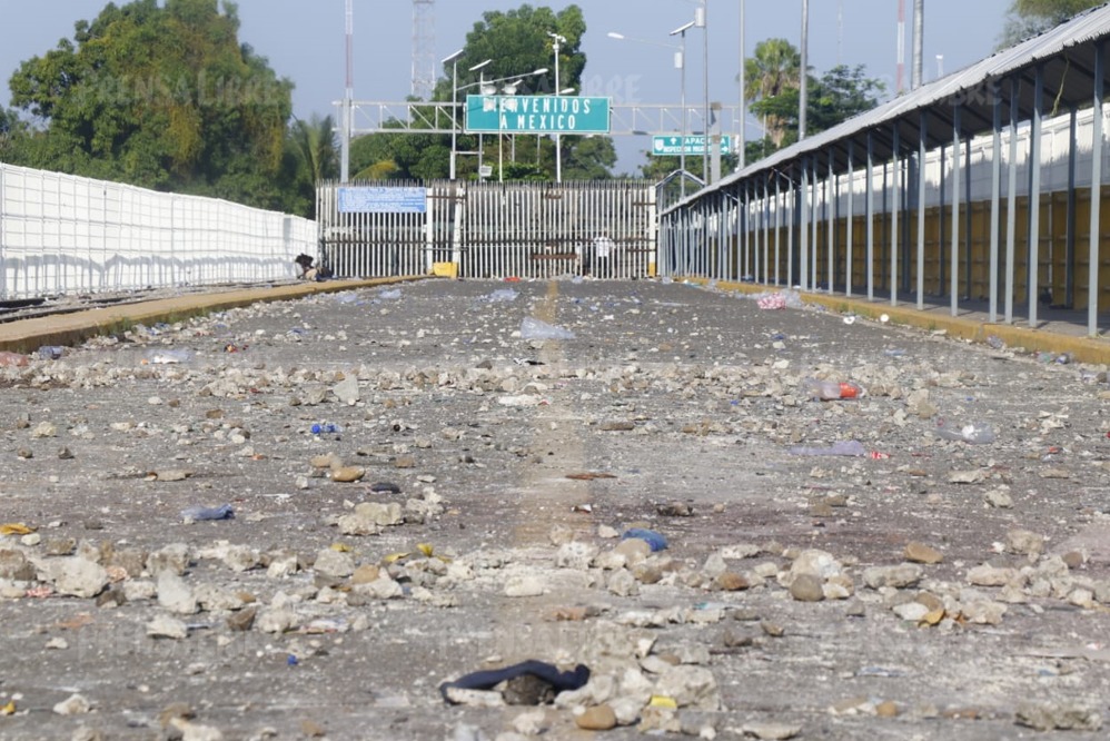 Un camino de piedras se observa sobre el puente Rodolfo Robles, donde los migrantes centroamericanos intentarán atravesar la frontera hacia México. (Foto Prensa Libre: Rolando Miranda)