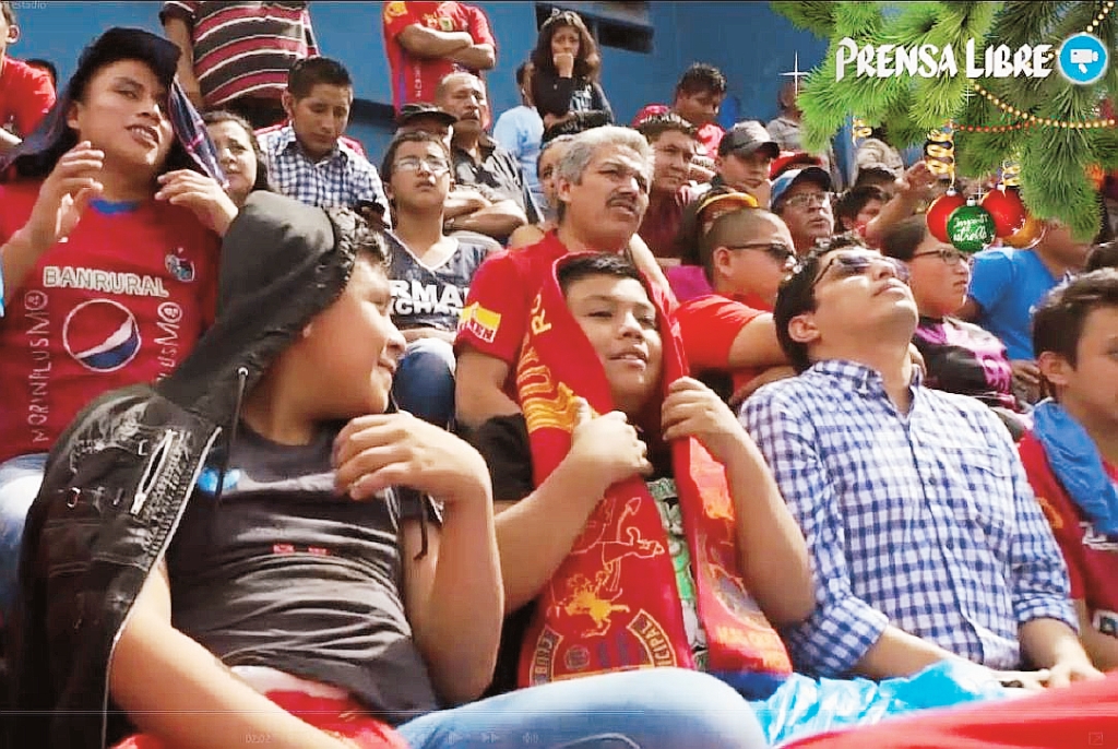 Elmer y su primo Álex disfrutaron cada momento en el estadio. (Foto Prensa Libre: Gabriela López)