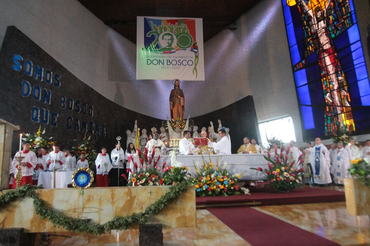 Con una misa se festejó el bicentenario del natalicio de San Juan Bosco. (Foto Prensa Libre: Álvaro Interiano).