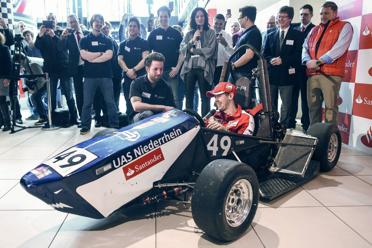 Sebastian Vettel, de Ferrari, a bordo de un coche de carreras diseñado por estudiantes de la Universidad de Niederrhein. (Foto Prensa Libre: EFE)
