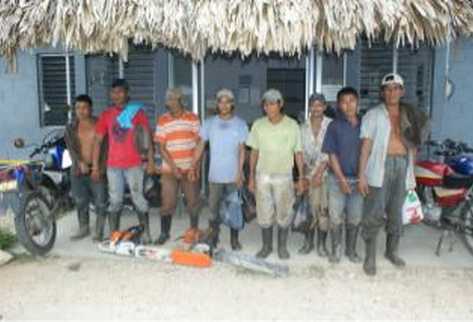 Los ocho detenidos en San Luis, Petén, fueron trasladados a la sede policial. (Foto Prensa Libre: Rigoberto Escobar)