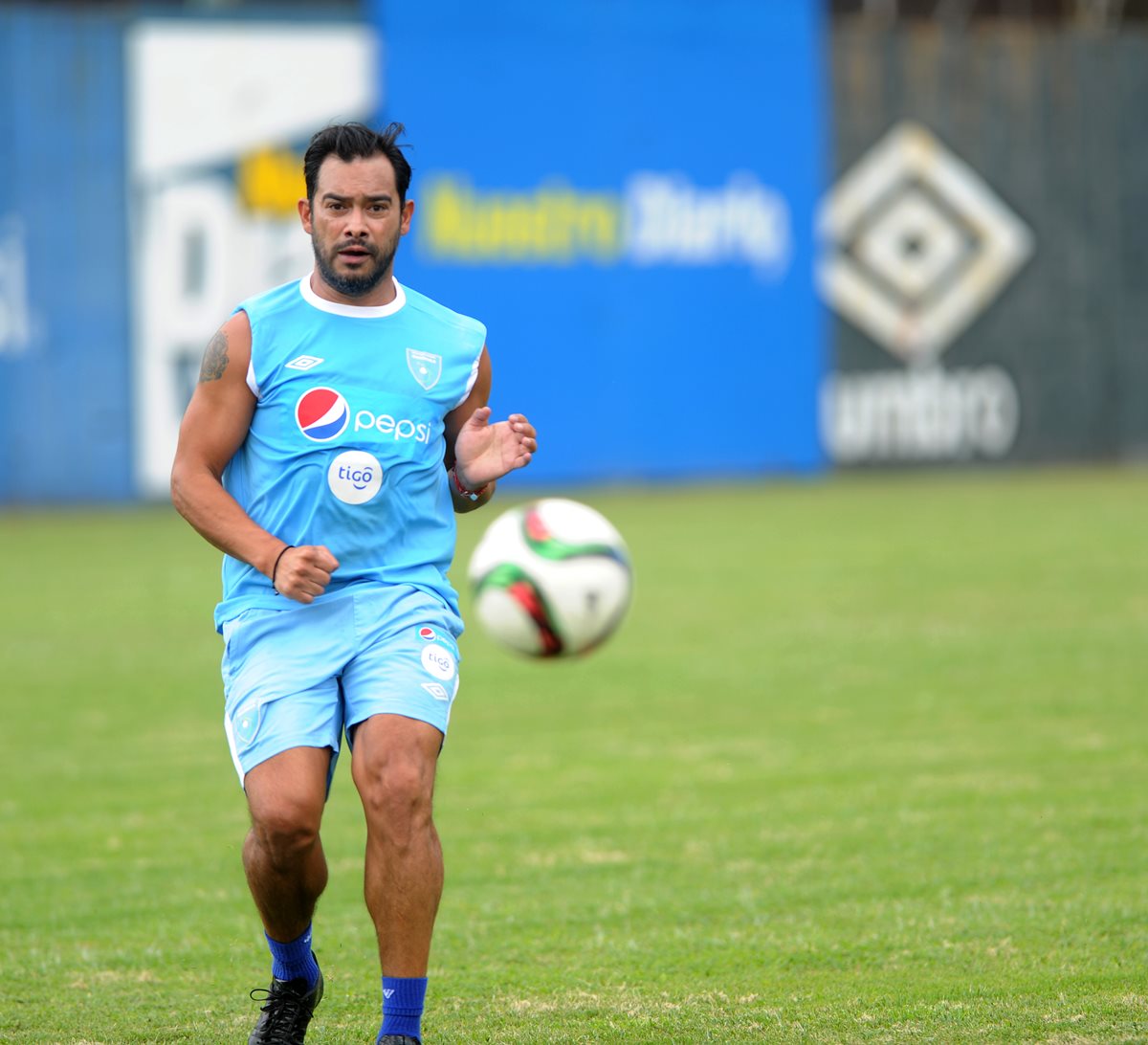 El delantero guatemalteco Carlos Ruiz suma 61 goles en 130 apariciones con la selección de Guatemala. (Foto Prensa Libre: Carlos Vicente)