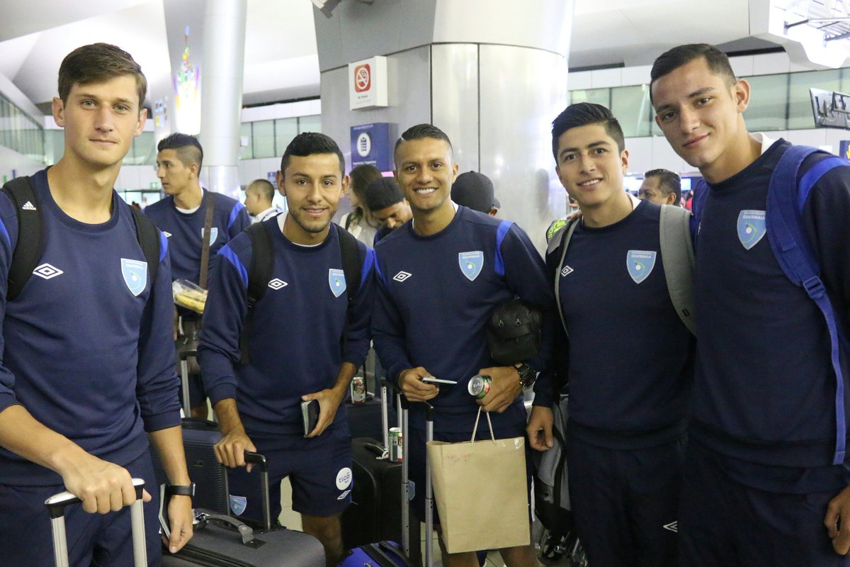 Los jugadores de la Selección de Guatemala cuando esperaban para abordar el avión que los transporta a la Ciudad de Los Ángeles. (Foto Prensa Libre: Fedefut)