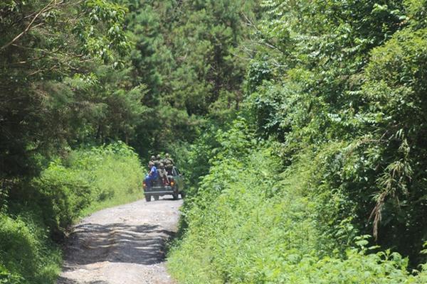 Las fuerzas de seguridad buscan a secuestradores y una pareja plagiada en Raxruhá, Alta Verapaz. (Foto Prensa Libre: Ángel M. Tax)<br _mce_bogus="1"/>