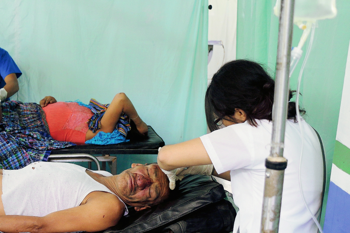 Los heridos fueron trasladados al Hospital Nacional de Cobán. (Foto Prensa Libre: Eduardo Sam)