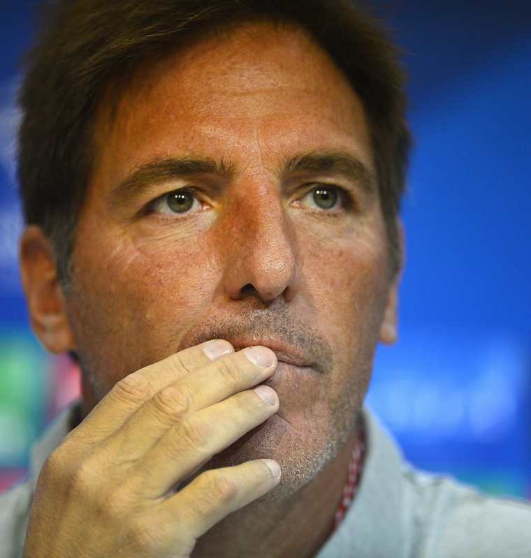 El técnico argentino ha tenido un mes de altibajos respecto a su salud y ahora de trabajo. (Foto Prensa Libre. AFP)