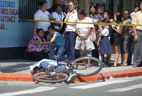 el cuerpo de César Eduardo Villanueva quedó   junto a su bicicleta, el viernes pasado.