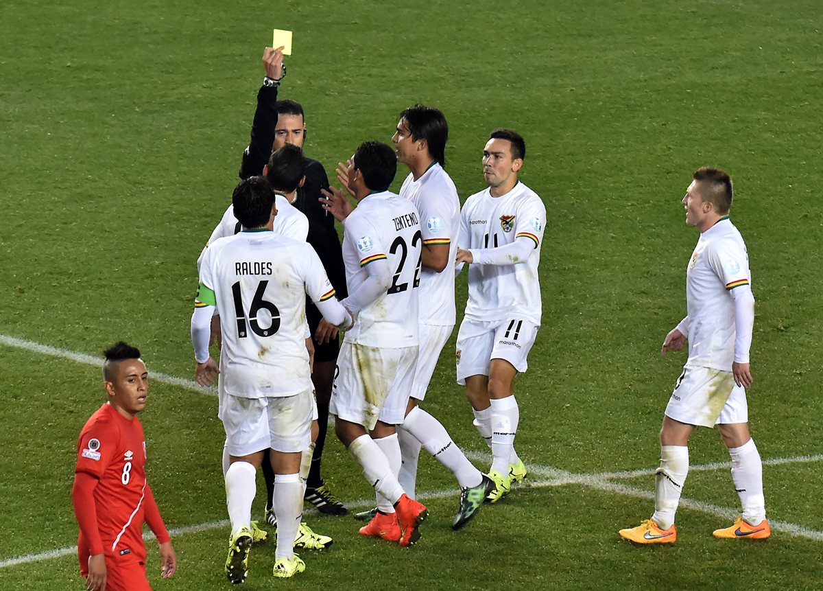 En la Copa Confederaciones se estrenó el VAR, el cual tendrá mayor uso en el Mundial de Rusia 2018. (Foto Prensa Libre: AFP)