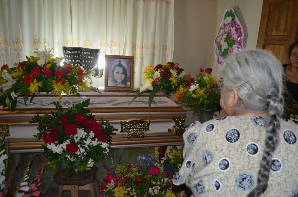 Ataúd que contiene los restos de la estudiante Gabriela del Rocío Hernández, en Retalhuleu. (Foto Prensa Libre: Jorge Tizol).