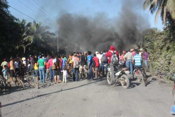 Los inconformes quemaron llantas para evitar el paso vehícular y peatonal. (Foto Prensa Libre: Felipe Guzmán)<br _mce_bogus="1"/>