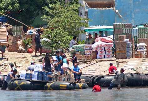 Soldados  mexicanos observan el paso de productos de su país hacia territorio guatemalteco.