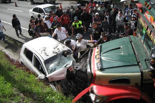Socorristas rescatan a ocupantes de automóvil.