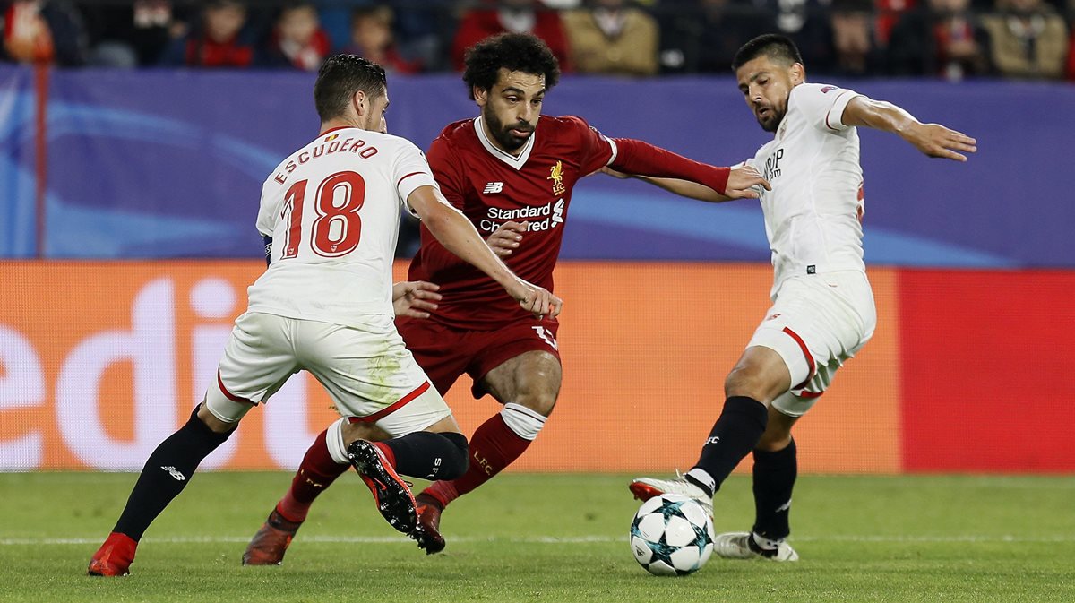 Mohamed Salah, intenta llevarse el balón ante los jugadores del Sevilla, Sergio Escudero y Manuel Agudo "Nolito". (Foto Prensa Libre: EFE)