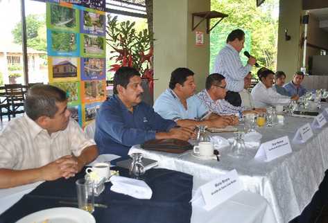 Tres alcaldes retaltecos  aprueban acuerdo. (Foto Prensa Libre: Jorge Tizol)