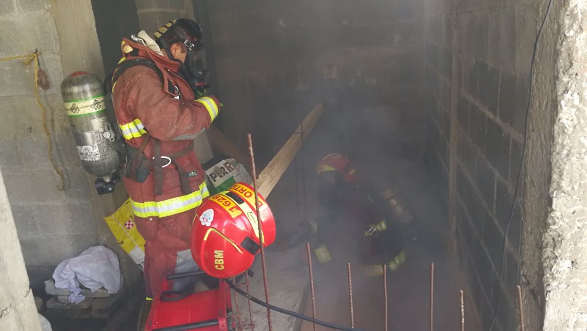 Una persona falleció dentro de la vivienda a causa del incendio. (Foto Prensa Libre: Estuardo Paredes)