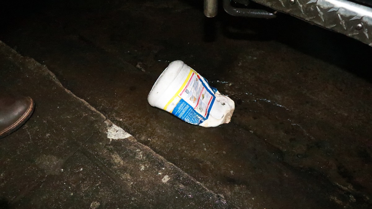 El recipiente que las autoridades localizaron que pudo haber sido utilizado para el traslado del combustible. (Foto Prensa Libre: Cristian I. Soto)