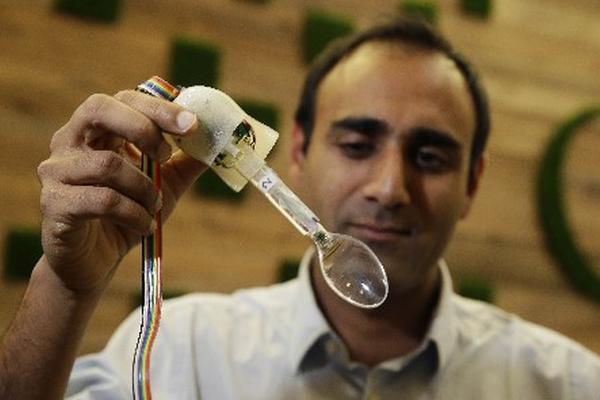 El ingeniero Anupam Pathak muetra el prototipo renovado por Google. (Foto Prensa Libre: AP)