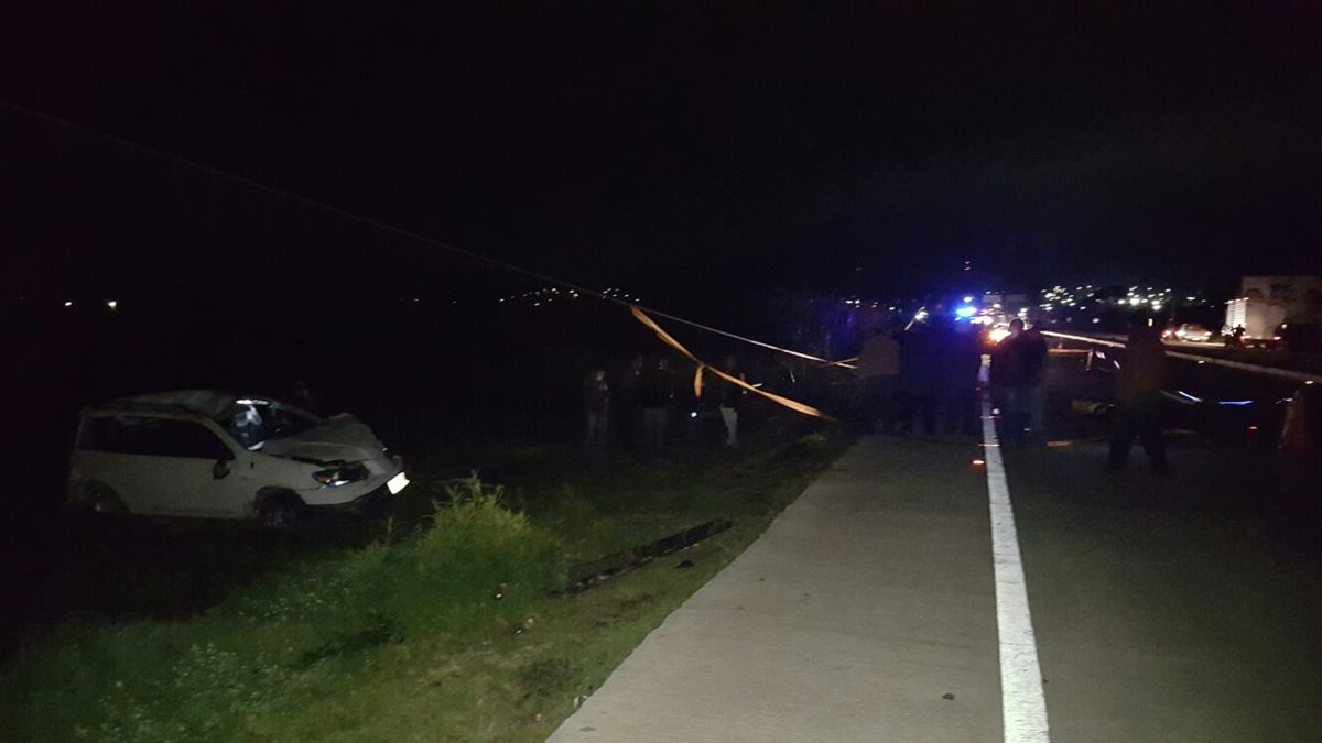 Socorristas resguardan el área donde ocurrió un accidente que dejó como saldo la muerte de dos personas en Patzicía, Chimaltenango. (Foto Prensa Libre: José Rosales)