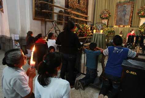 Ofrendas  y oraciones  llevan los devotos al altar de San Judas Tadeo.