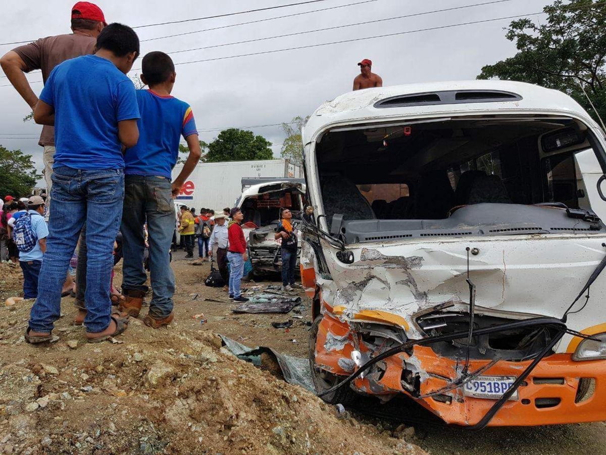 Curiosos observan los dos vehículos accidentados en Izabal. (Foto Prensa Libre: Dony Stewart).