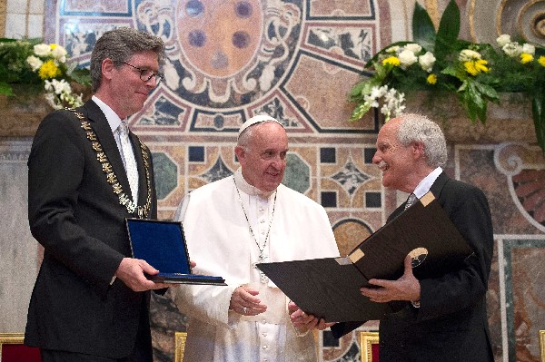 El Papa(c) recibe el Premio Carlomagno por su contribución a la unidad europea.(EFE).