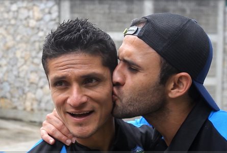Jairo Arreola recibe un beso por parte de José Manuel Contreras en la práctica alba de esta mañana (Foto Prensa Libre: Edwin Fajardo)