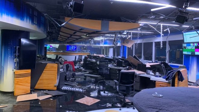Así quedó un estudio de televisión de un canal local en Anchorage tras el sismo. CBS NEWS