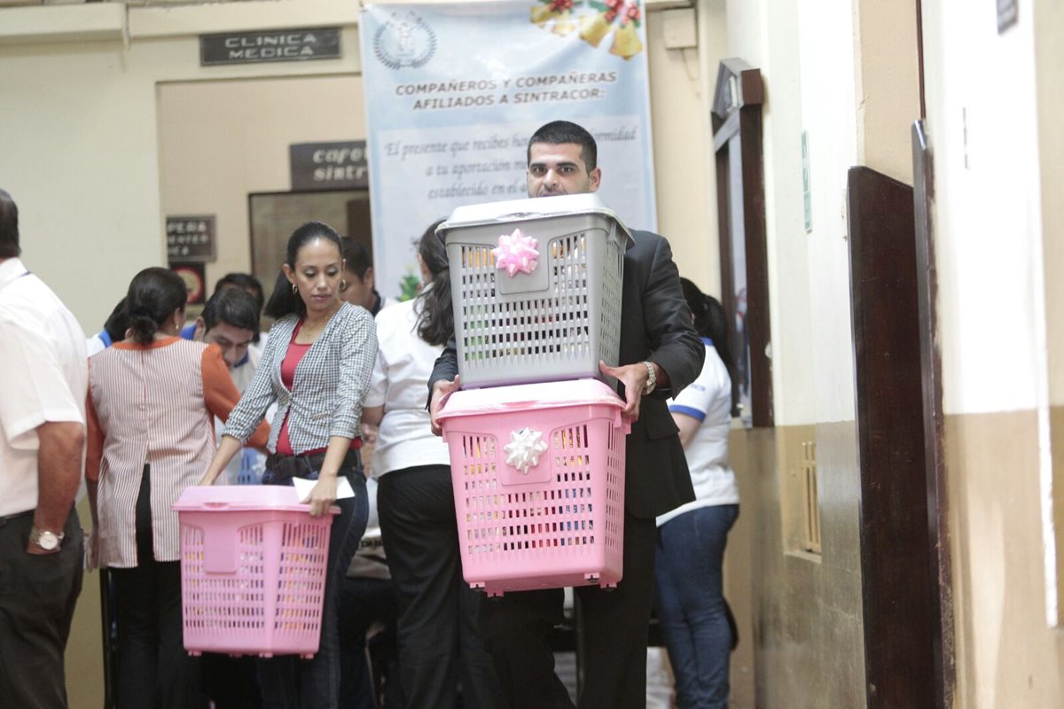 Trabajadores afiliados a uno de los sindicatos del Congreso recibe sus canastas navideñas. (Foto Prensa Libre: Erick Avila)