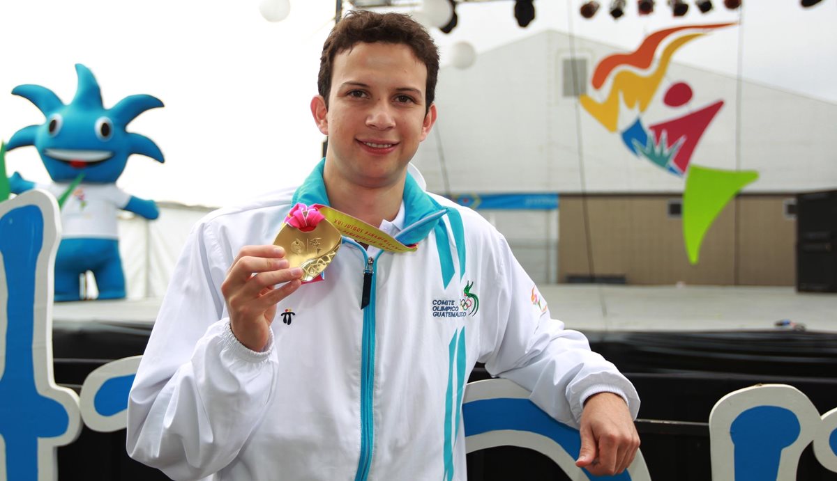 Cordón muestra la medalla de oro que ganó en los Juegos Panamericanos de Guadalajara 2011. (Foto: Hemeroteca PL)