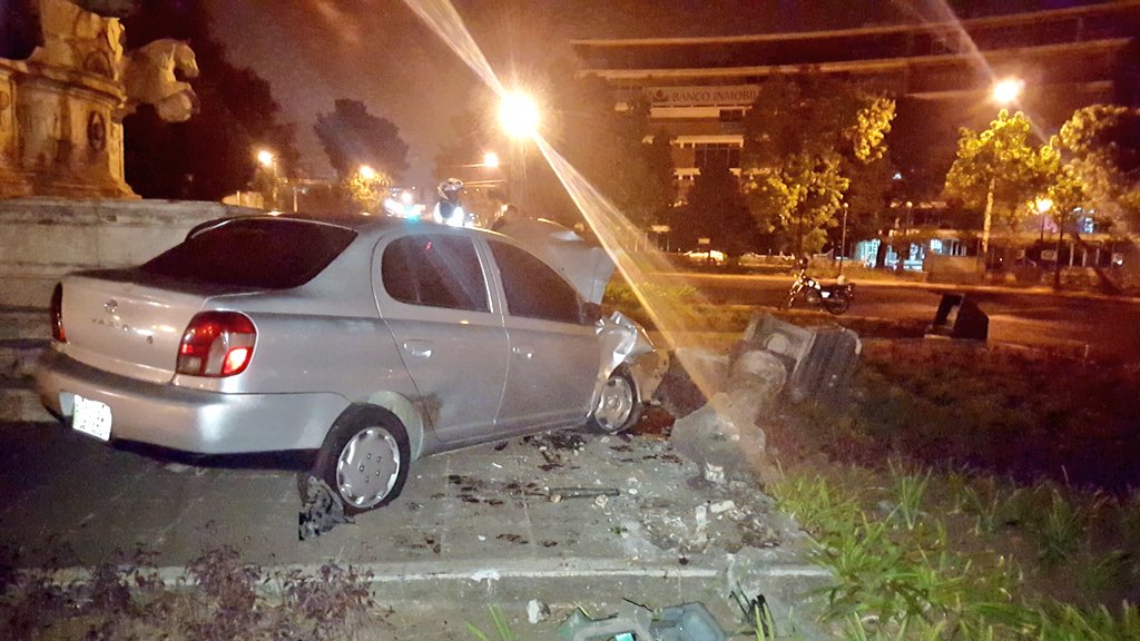 Accidente ocurrido esta madrugada en la Plazuela España. (Foto Prensa Libre: @jvelasquez340)