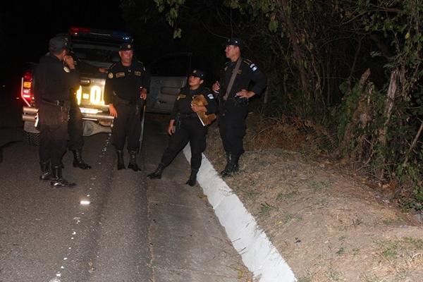 PNC resguarda el lugar del hallazgo a la espera del MP. (Foto Prensa Libre: Edwin Paxtor)<br _mce_bogus="1"/>